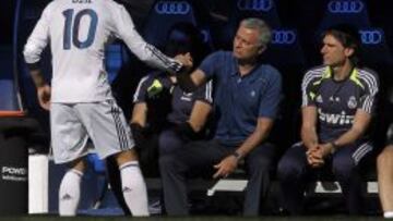 Mesut &Ouml;zil saluda a Jos&eacute; Mourinho en el &uacute;ltimo partido del portugu&eacute;s como entrenador del Real Madrid el pasado fin de semana.