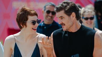Pedro Pascal se convirtió en héroe y salvó a Emma Stone: viral escena en el Festival de Cannes