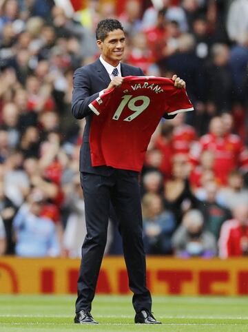 El defensa francés ha sido presentado antes del encuentro que ha disputado su nuevo club (Manchester United) frente al Leeds United Football Club. La afición le recibió calurosamente.