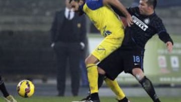 Gary Medel lucha el bal&oacute;n con Ivan Radovanovic.