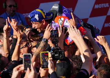 Jorge Martín celebra con su equipo, el título de campeón del mundo.