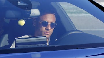 Neymar Jr. entra en su coche a la Ciutat Esportiva del FC Barcelona.