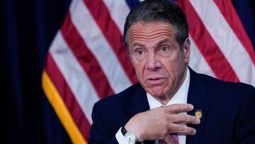 (ARCHIVOS) En esta foto de archivo tomada el 10 de mayo de 2021, el gobernador de Nueva York, Andrew Cuomo, habla durante una conferencia de prensa en la ciudad de Nueva York. 