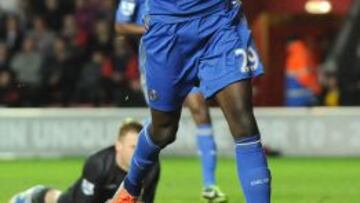 Demba Ba celebra su segundo gol como jugador del Chelsea.