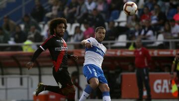 Luciano Aued saca un centro frente a Curic&oacute;.