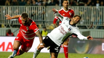 Futbol, Colo Colo vs River Plate.
Partido amistoso 2022.
El jugador de Colo Colo Gabriel Costa, derecha, disputa el balon con Leandro González Pirez de River Plate durante el partido amistoso realizado en el estadio Sausalito de Vina del Mar, Chile.
09/11/2022
Andres Pina/Photosport
Football, Colo Colo vs River Plate.
2022 Friendly match.
Colo Colo's player Gabriel Costa, right, vies for the ball against Leandro González Pirez of River Plate during the first division match held at the Vina del Mar, Chile.
09/11/2022
Andres Pina/Photosport