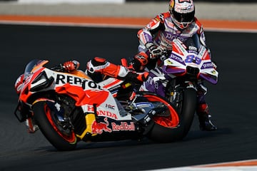 Momento en el que el piloto madrileño Jorge Martín toca la rueda trasera del piloto catalán, Marc Márquez. 