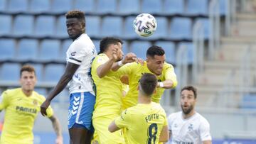 GRAFCAN4029. SANTA CRUZ DE TENERIFE, 17/01/2021.- El jugador del CD Tenerife Manu Apeh (i) y el jugador del Villarreal CF M. Foyth durante el partido de los dieciseisavos de final de la Copa del Rey que ambos equipos disputaron este domingo en el Estadio