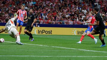 Antoine Griezmann asiste desde la izquierda a Rodrigo de Paul, que se inventa un pase por debajo de las piernas de Cristhian Mosquera para dejar solo al jugador inglés y batir por abajo, raso, al palo corto de Giorgi Mamadarshvili.