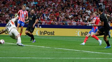 Antoine Griezmann asiste desde la izquierda a Rodrigo de Paul, que se inventa un pase por debajo de las piernas de Cristhian Mosquera para dejar solo al jugador inglés y batir por abajo, raso,  al palo corto de Giorgi Mamadarshvili.