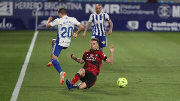 Genaro se lleva el bal&oacute;n en el duelo frente a Pablo Valcarce.