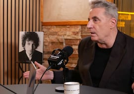 Ni Alaska ni Mecano, Loquillo se sincera y apunta a un artista como el germen del cambio musical en España: “Tiró la puerta abajo”