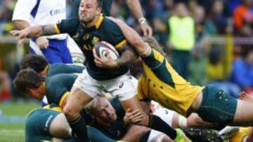 Francois Hougaard intenta superar la defensa de los australiano.