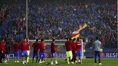 Los ultras del Atl&eacute;tico con los asientos en la mano. 