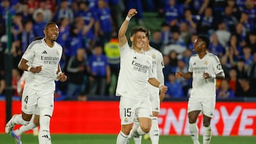 GETAFE (MADRID), 23/04/2025.- Los jugadores del Real Madrid, el turco Arda Guler, celebra el primer gol del equipo madridista durante el encuentro correspondiente a la jornada 33 de Laliga EA Sports que disputan hoy miércoles Getafe y Real Madrid en el Coliseum de la localidad madrileña. EFE / Mariscal.