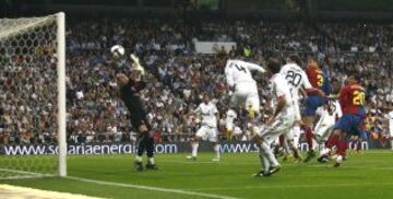 Ramos marcó en el Clásico ante el Barcelona. Era el 2-3 aunque el partido terminaría en una victoria histórica del conjunto blaugrana en Chamartín por 2-6.