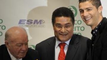 <b>TRES ESTRELLAS. </b>Eusebio y Di Stéfano entregaron a Cristiano la segunda Bota de Oro de su carrera en el Hotel Intercontinental de Madrid.