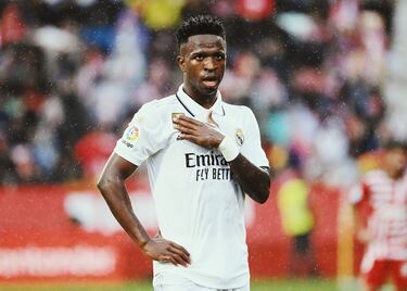 Este gesto ya empieza a ser habitual el el delantero del club blanco: señalarse el escudo que lleva la camiseta del Real Madrid que le otorga como actual campeón del mundo de clubes.