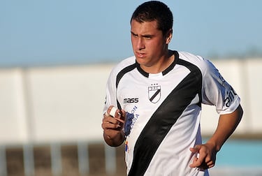 El defensor uruguayo nació en el Departamento de Canelones, uno de los diecinueve departamentos que componen la República Oriental del Uruguay. Su debut profesional lo realizó con el Danubio Fútbol Club, un club de fútbol profesional, con sede en la Curva de Maroñas de la ciudad de Montevideo. 
