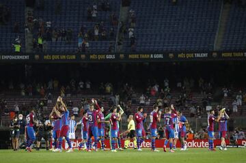 Los jugadores del Barcelona aplauden a los socios que han acudido al Camp Nou dos temporadas después.