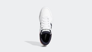 Zapatillas para hombre Adidas Hoops 3.0 Low Classic de color blanco disponibles en Amazon.