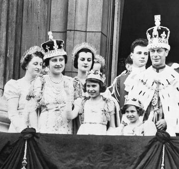 Isabel con su familia en el balcón de Buckingham Palace el día de la coronación como rey de su padre Jorge VI en 1937. 
 