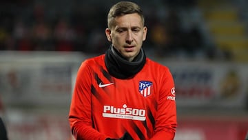 Ivan Saponjic realiza ejercicios de calentamiento con la sudadera del Atl&eacute;tico de Madrid.