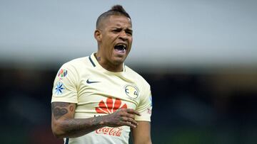 El atacante ecuatoriano mostró su descontento después de ser sustituido por Ricardo La Volpe en juego contra Xolos de Liga MX.