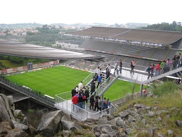 La particularidad es que sólo existen gradas laterales. En un fondo hay una vista panorámica de la ciudad y en el otro fondo una pared de la roca de la cantera.