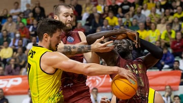 MURCIA, 23/11/2022.- El base del equipo de baloncesto húngaro Falco Vulcano Stefan Pot (i) pelea el balón ante el pívot de UCAM Murcia Llimane Diop (d), durante el partido de la cuarta jornada de la Liga de Campeones disputado este miércoles en el Palacio de los Deportes de Murcia. EFE/Marcial Guillén
