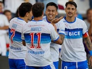 Futbol, Universidad Catolica vs Palestino.
Fecha 8, Liga de Primera 2026.
El jugador de Universidad Catolica Matias Palavecino, centro, celebra con sus companeros tras marcar un gol contra Palestino durante el partido de la Liga de primera disputado en el Claro Arena de Santiago, Chile.
02/04/2026
Andres Pina/Photosport
Football, Universidad Catolica vs Palestino.
8th turn, 2026 First division League.
Universidad Catolica player Matias Palavecino, center, celebrates with teammates after scoring against Palestino during a first division match at Claro Arena stadium in Santiago, Chile.
02/04/2026
Andres Pina/Photosport