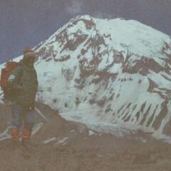 Recuperan la mochila de su padre escalador fallecido tras 40 años perdida en la montaña y descubren sus últimos momentos