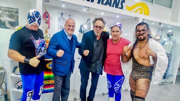 Tim Burton (centro) posa junto a Atlantis (izq), Salvador Lutteroth Lomelí (izq), Blue Panther (der) y Bárbaro Cavernario (der).