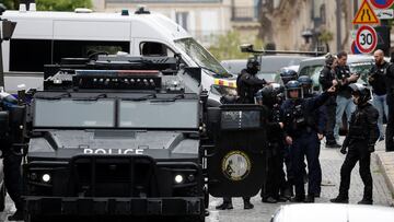 French police and members of French special police forces of Research and Intervention Brigade (BRI) secure the area near Iran consulate where a man is threatening to blow himself up, in Paris, France, April 19, 2024. REUTERS/Benoit Tessier