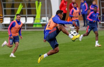 La Selección Colombia realizó su primer entrenamiento abierto al público en el estadio Sviyaga en Rusia, preparando el debut mundialista del 19 de junio ante Japón en Saransk. James y Barrios, los ausentes.