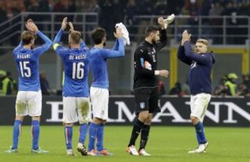 Italy's players wave to supporters after the international friendly soccer match between Italy and Germany, at the San Siro stadium in Milan, Italy, Tuesday, Nov. 15, 2016. The match ended 0-0. (AP Photo/Luca Bruno)