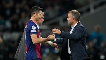 BARCELONA, 23/10/2024.- El delantero del Barcelona Robert Lewandowski (i) saluda a su entrenador Hans Flick (d) tras ser sustituido durante el partido de la Liga de Campeones que FC Barcelona y Bayern Munich disputan este miércoles en el estadio Olímpico Lluis Companys. EFE/Alejandro Garcia