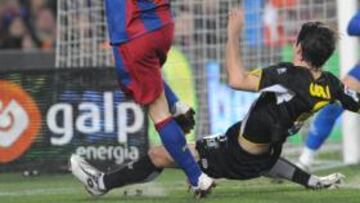 <b>QUEJAS. </b>El mal estado del césped del Camp Nou se aprecia en esta jugada de Iniesta, obstaculizado por Cerra. Se levanta la arena.