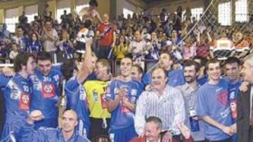<b>CELEBRACIÓN. </b>La plantilla del Portland celebra en la pista leonesa la consecución de su segunda Liga.