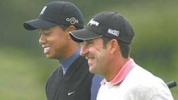 <b>BUENA PAREJA. </b>Olazábal y Woods se felicitaron tras disputar uno de los partidos más interesantes del día.