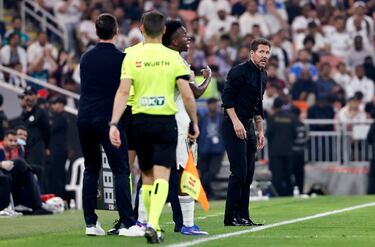 Mirada de Diego Pablo Simeone al jugador brasileño del Real Madrid.