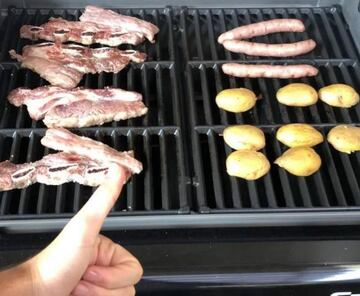 Wu Lei muestra el asado de uno de los jugadores argentinos del Espanyol.