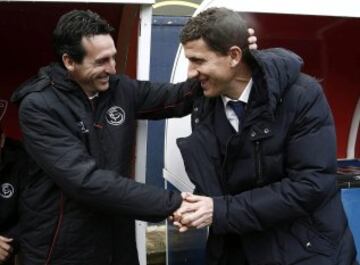 El entrenador del Sevilla Unai Emery (i), y el de Osasuna, Javi Gracia (d), se saludan al inicio del partido.