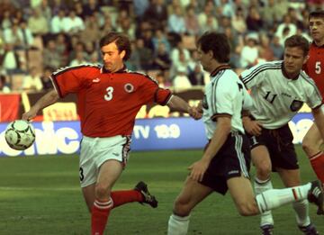 Oliver Bierhoff fue un suplente clave para que Alemania conquistara por tercera vez el torneo continental. Pese a que muchos compa?eros dudaban de ¨¦l (consideraban que no se merec¨ªa estar en la lista de convocados por el entonces seleccionador Vogts y que estaba all¨ª porque su padre, hab¨ªa sido guardameta, era un alto ejecutivo de una poderosa compa?ia de energ¨ªa germana), anot¨® dos tantos que salvaban a su pa¨ªs y le daba la Eurocopa a la 'Mannschaft': Bierhoff salt¨® al campo en el minuto 68 por Mehmet Scholl. Empatar¨ªa el partido con un poderoso remate de cabeza, su sello de la casa, para enviarlo a la pr¨®rroga. Y en el tiempo extra anotar¨ªa otro tanto, llamado 'Gol de oro', que pon¨ªa punto y final al partido. La Rep¨²blica Checa se quedaba con la miel en los labios...