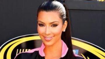 Kim Kardashian es madridistaComo amiga que es de Paris Hilton, adorable muchacha que este verano habló con Cristiano y éste le confirmó que ha nacido para jugar en el Madrid. Kim trabaja ahora en el Nascar, la F-1 yanqui, se hizo madridista y puede que esté el miércoles para apoyar al equipo contra el OL: no sé si quedan entradas...