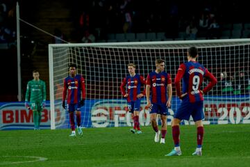 Los jugadores del conjunto azulgrana abatidos tras finalizar el partido.