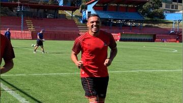 El futbolista mexicano duró seis meses en el club y tendrá que buscar nuevo equipo de cara a la siguiente temporada.