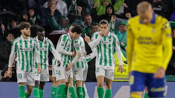 Los jugadores del Betis celebran el gol de Diego Llorente.