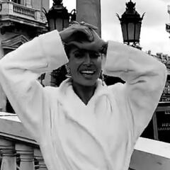 Pilar Rubio se pasea en albornoz por la Ópera de París