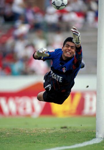 4 | Oswaldo ha sido uno de los mejores guardametas que ha dado el balompié azteca. Debutó con los Zorros el 30 de octubre de 1993; sus cualidades como grandes reflejos lo llevaron a militar en América, Chivas y Santos donde se consolidó, incluso siendo inamovible de la Selección Mexicana y jugando de titular en Alemania 2006.